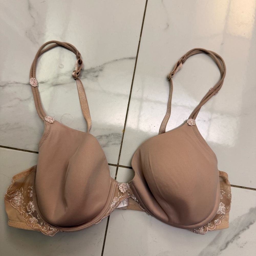 Victoria Secret Everyday Nude T-Shirt Bra with Lace Accents Size 36B
